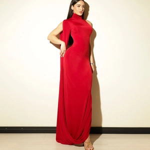 Détail de robe longue rouge avec cape à franges latérale et design dos nu élégant