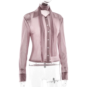 Dettaglio della camicetta in mesh rosa con colletto classico e sciarpa coordinata