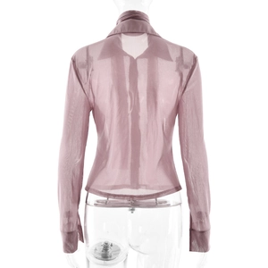 Vista posteriore di camicia velata rosa antico a maniche lunghe con tessuto trasparente