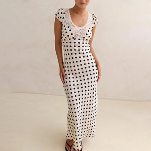 Robe longue vintage à pois avec dentelle au décolleté en V et manches bouffantes