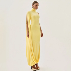 Détail de la robe asymétrique jaune clair avec col montant et manche cape fluide