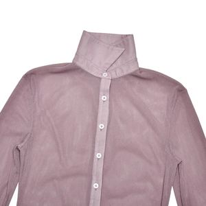 Dettaglio del top a maniche lunghe in mesh trasparente con collo all'americana e bottoni