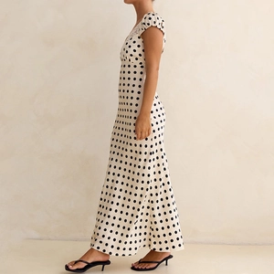 Vue latérale détaillée de la robe longue en satin à pois avec dentelle et manches bouffantes