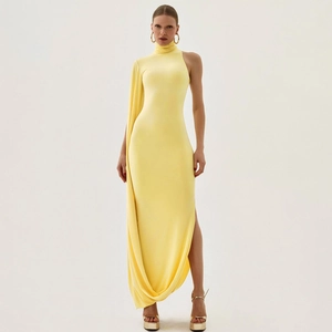 Robe longue moulante jaune pâle à licou, avec fente latérale et manche drapée élégante