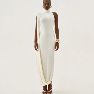 Détail macro de l'élégante robe dos nu crème avec châle drapé et tissu extensible