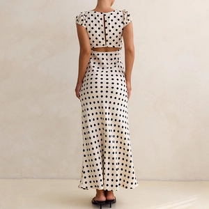 Détail du dos d'une robe longue à pois avec une découpe élégante et moderne
