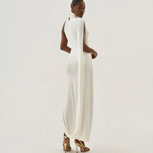 Robe de soirée blanche élégante à licou avec fente latérale et cape d'épaule longue