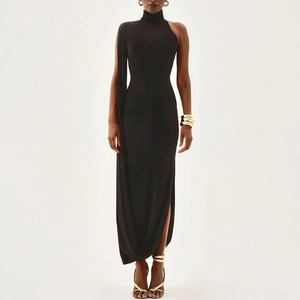 Détail de robe dos nu noire élégante avec écharpe asymétrique et fente latérale