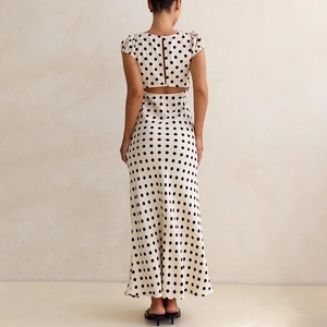 Robe longue en satin à pois avec manches bouffantes et dos nu élégant ajouré