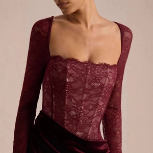 Robe corset élégante en dentelle rouge vin avec texture velours et manches longues chic