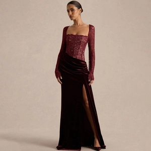 Détail du corsage en dentelle bordeaux et robe de soirée en velours à fente haute