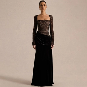 Détail du corsage en dentelle à col carré et jupe en velours avec fente haute sur robe noire