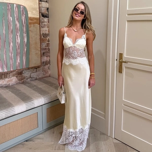 Robe élégante en soie beige avec patchwork de dentelle et décolleté en V profond