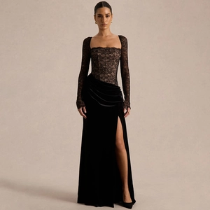 Robe longue élégante en dentelle noire et velours avec fente haute et col carré