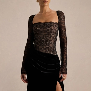 Détail du corsage en dentelle à col carré et de la robe en velours à fente haute