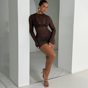 Détail du body en dentelle transparente et mini-jupe moulante de couleur marron foncé