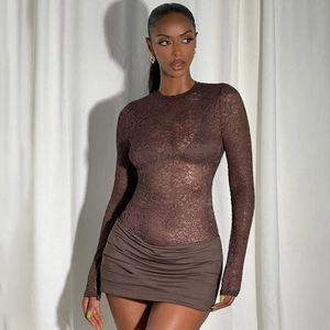 Détail du haut en dentelle transparente et mini-jupe froncée marron assortie