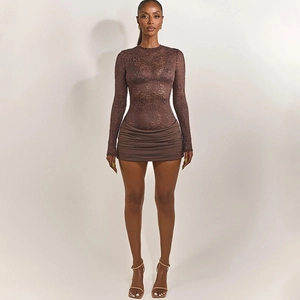 Body marron en dentelle à manches longues avec mini-jupe froncée assortie coupe ajustée