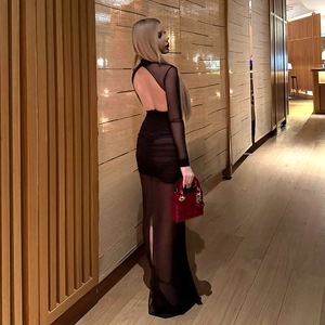 Robe longue moulante en résille noire transparente avec dos nu et fente latérale chic