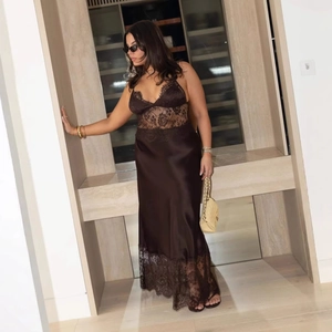 Détail de la robe en satin marron foncé avec bordures en dentelle et décolleté en V