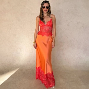 Robe longue dos nu élégante avec dentelle rouge et finition satinée orange vif