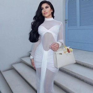 Détail de la robe en maille blanche avec texture plissée et élégante découpe sur le buste