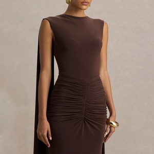 Sleeveless backless backless maxi dress with ruching details and elegant shoulder cape
