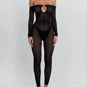 Detail eines schwarzen Mesh-Jumpsuits mit schulterfreiem Ausschnitt und Metallring-Cutout