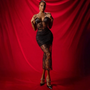 Détails de la robe midi en dentelle noire avec mesh transparent et finitions plissées