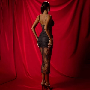 Détails de la dentelle transparente et des plis moulants sur la robe longue noire