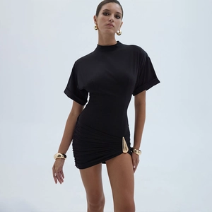 Robe Mini Moulante Sexy pour Femmes Col Montant Manches Courtes Coupe Ajustée Plissée Robe de Soirée Avec Détail en Métal Doré