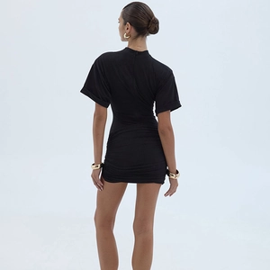 Robe moulante noire élégante à manches courtes avec col montant chic et coupe ajustée
