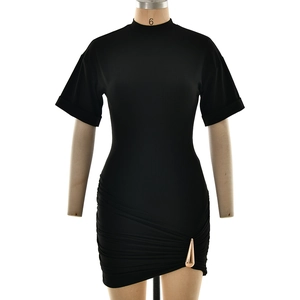 Robe noire à manches courtes avec fronces latérales et boucle métallique goutte dorée