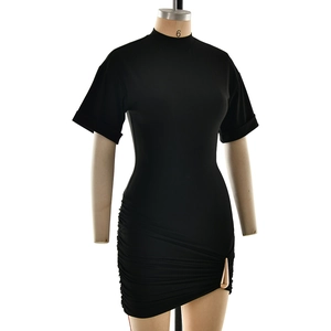 Détail des fronces latérales asymétriques et de la boucle goutte dorée sur la robe noire