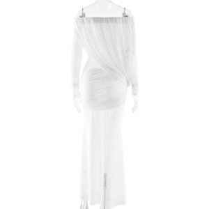 Detail eines weißen schulterfreien Maxikleides mit eleganten Mesh-Drapierungen und Raffung