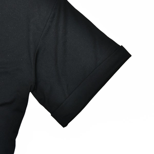 Détail de la manche et du tissu en maille douce de cette robe moulante noire