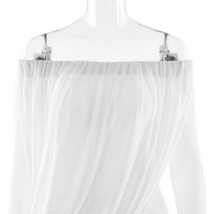 Detail des weißen schulterfreien Langarm-Tops aus transparentem Chiffon mit Plissee