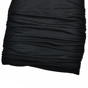 Gros plan sur les détails froncés noirs et la texture du tissu de cette robe