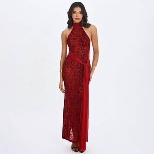 Vue détaillée de la robe dos nu léopard rouge avec un ruban élégant à la taille latérale