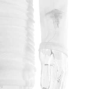 Detailaufnahme von atmungsaktivem weißem Netzgewebe und Nähten eines transparenten Kleides