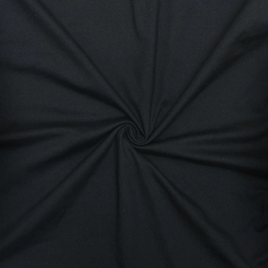 Gros plan sur la texture du tricot noir avec d'élégants détails plissés de la robe moulante