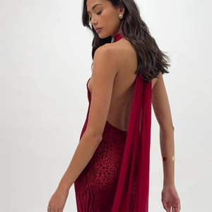 Détail de la robe dos nu à imprimé animal rouge avec licou et longs rubans élégants