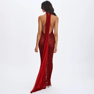 Détail du dos de la robe de soirée dos nu à imprimé léopard rouge avec de longs rubans