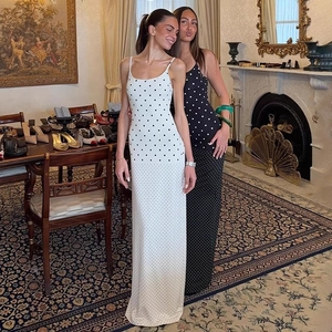Detailansicht eleganter Polka-Dot-Maxikleider mit Spaghettiträgern im Luxusambiente