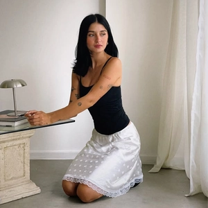 Elegante gonna midi in raso bianco a pois con pizzo delicato per un look vintage slim