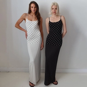 Detailansicht figurbetonter rückenfreier Maxikleider mit künstlerischem Polka-Dot-Muster
