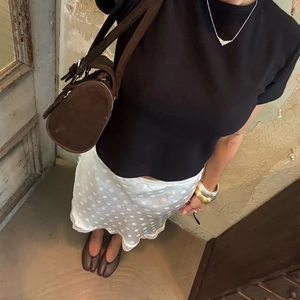 Outfit estivo con gonna midi retrò a pois, bordo in pizzo e accessori coordinati