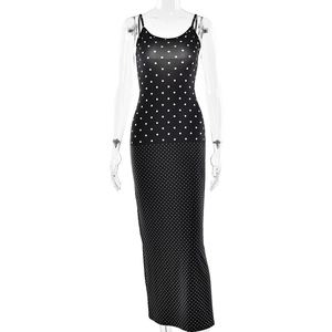 Eng anliegendes rückenfreies Maxikleid mit Punkten und Spaghettiträgern in Schwarz