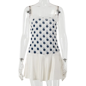 Sommerliches Polka-Dot-Trägerkleid mit weißem Spitzenbesatz und Faltenrocksaum