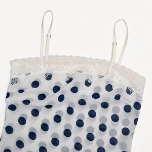 Detail eines weißen Camisole mit blauen Punkten, Spitze und verstellbaren Trägern